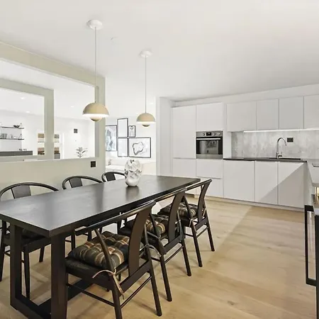 Central, Stylish House In *