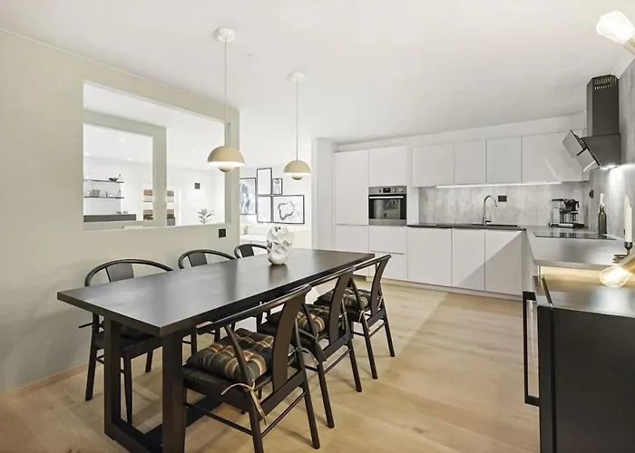 Central, Stylish House In *